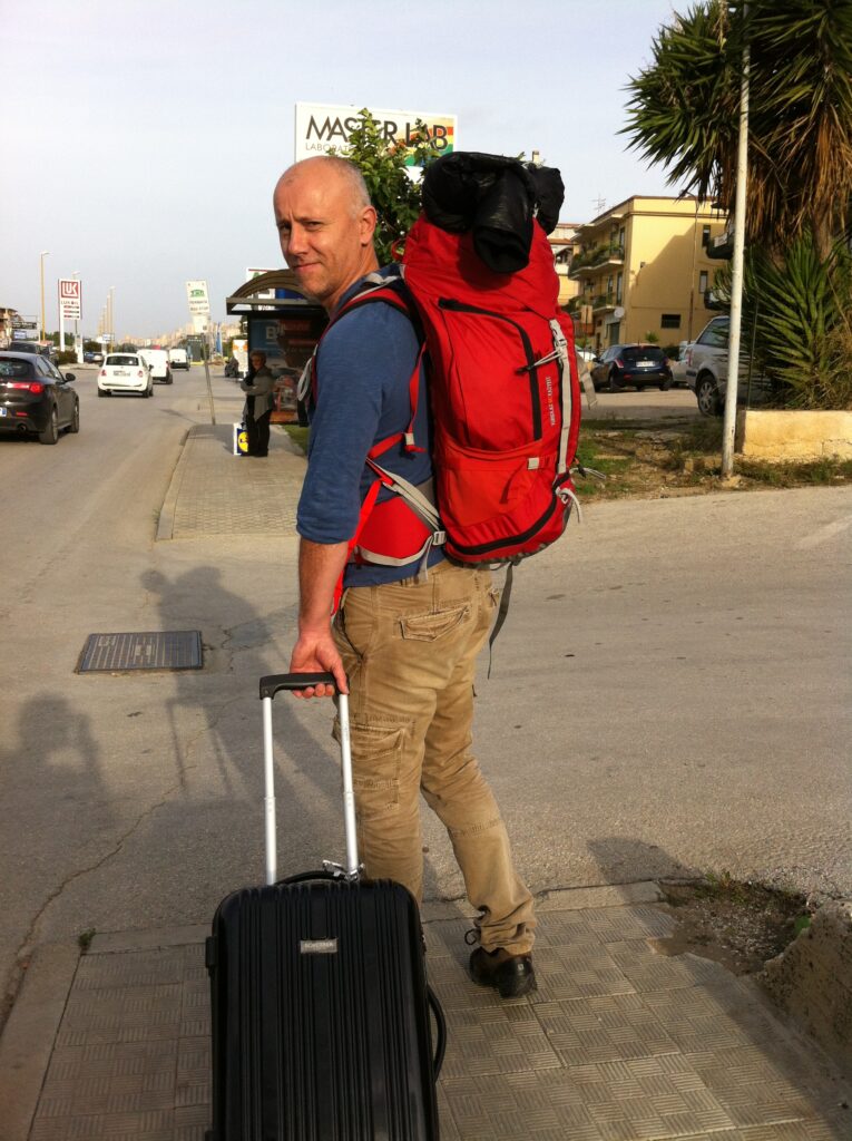 Benoît Devaux, fondateur de Khouya Voyages, sac au dos au départ d’un voyage